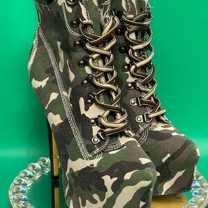 Camouflage Lace-Up Women's Boots Size 9